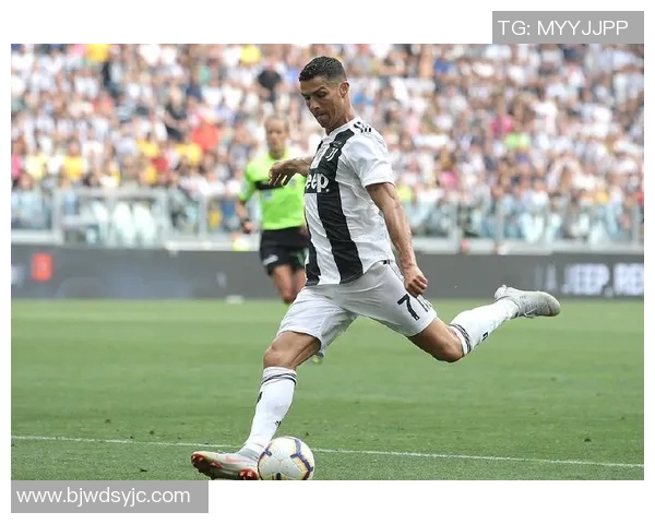 足球巨星C罗精准射门瞬间解析与精彩回顾