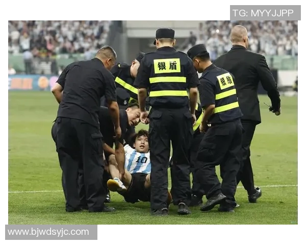 足球明星受伤现场视频曝光引发球迷热议与关注 足球明星受伤现场视频曝光引发球迷热议与关注